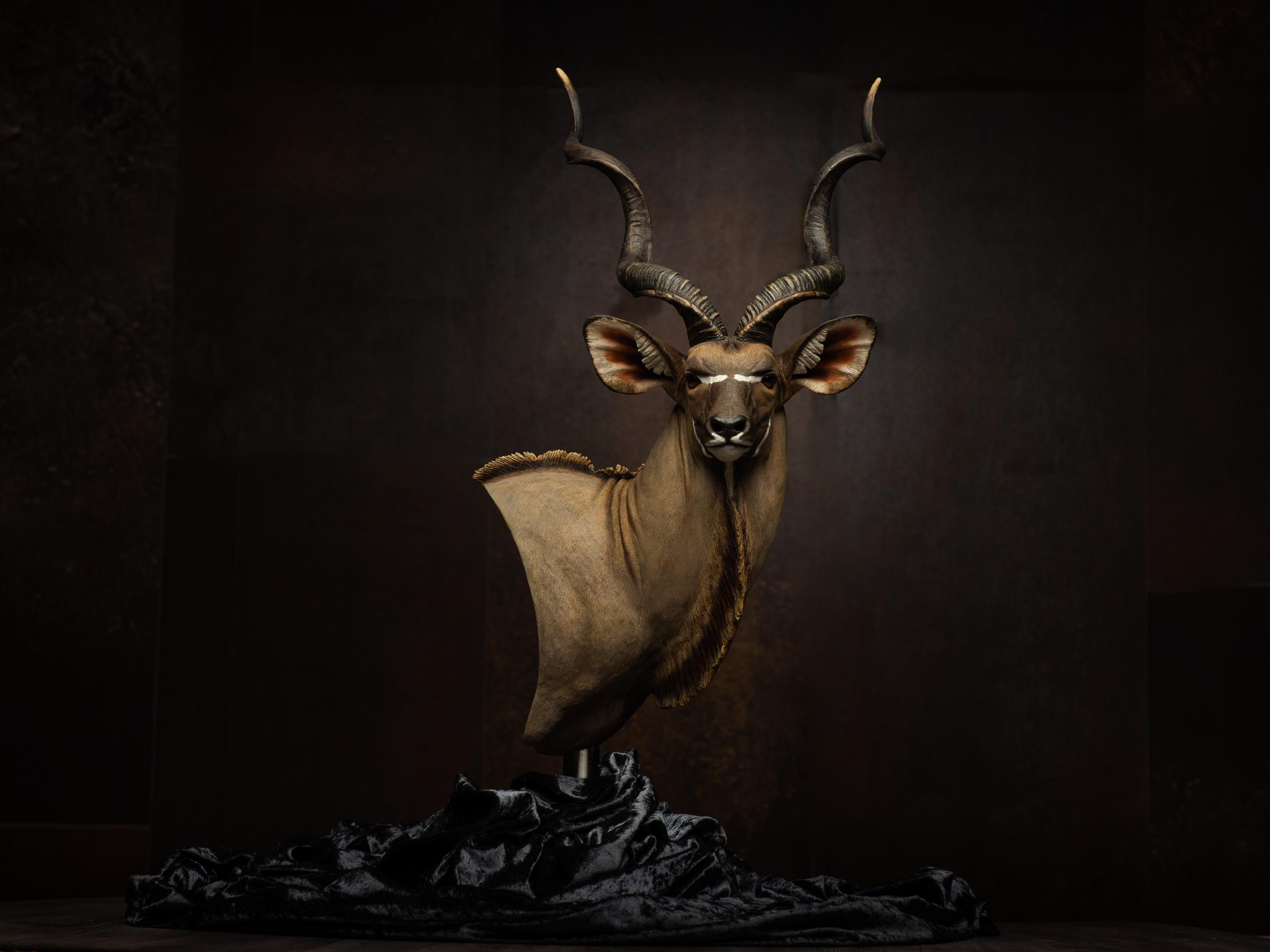 großer kudu-skulptur